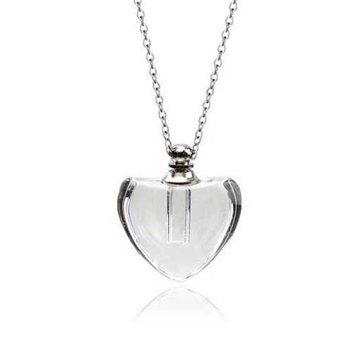 Sélectionnez notre bijou souvenir en verre, vous pourrez y glisser un petit souvenir de votre compagnon afin de garder toujours son souvenir proche de vous