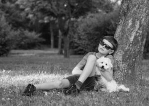 Femme regardant une photo de son chien disparu