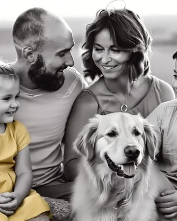 Famille souriante avec son chien golden retriever, en noir et blanc